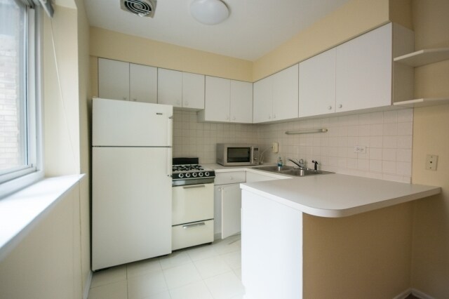 Building Photo - 515 W Wrightwood Ave