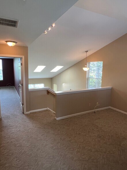 Large loft - 1452 Division Ct