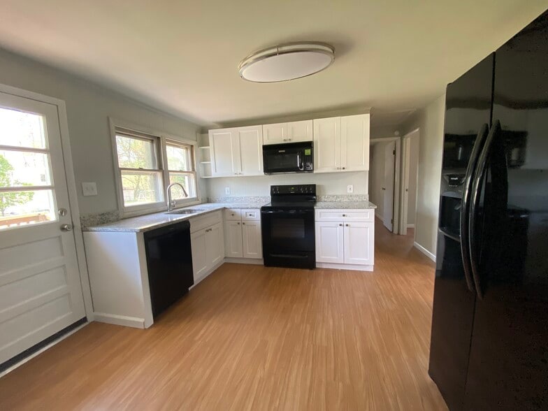 Kitchen - 911 Dogwood Rd