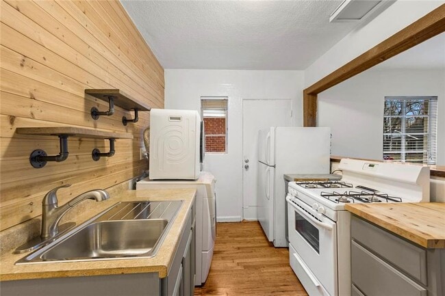 Building Photo - 121 Fairview St