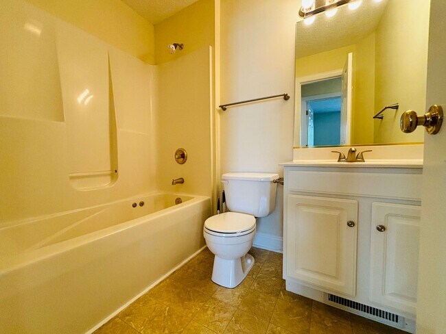 Building Photo - 3 Bedroom 2.5 Bath Townhouse