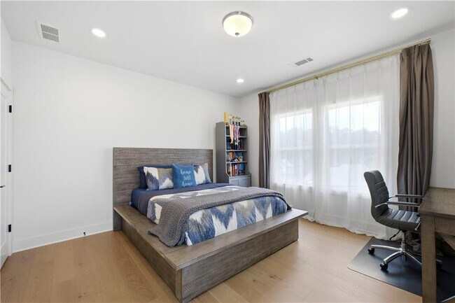 Building Photo - 4510 Hawthorn Cir