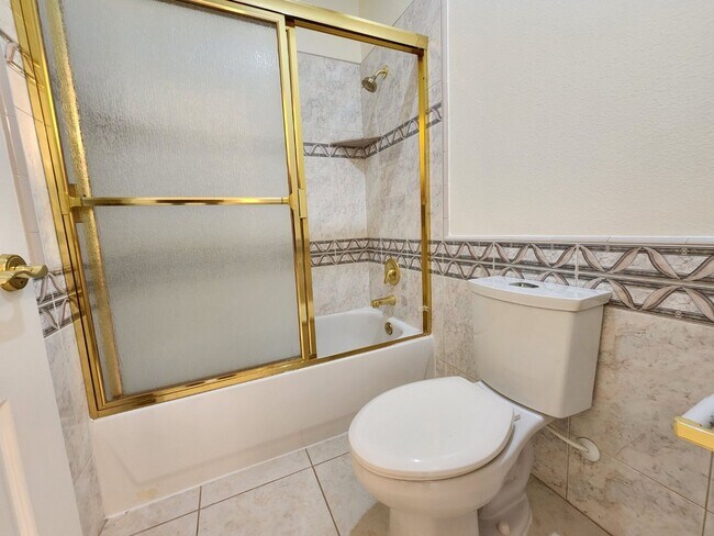 Building Photo - Entertainers Delight with minutes of shopping and restaurants