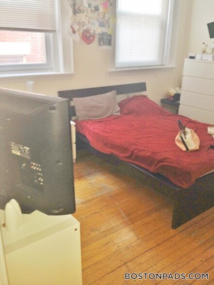 Building Photo - 465 Park Dr