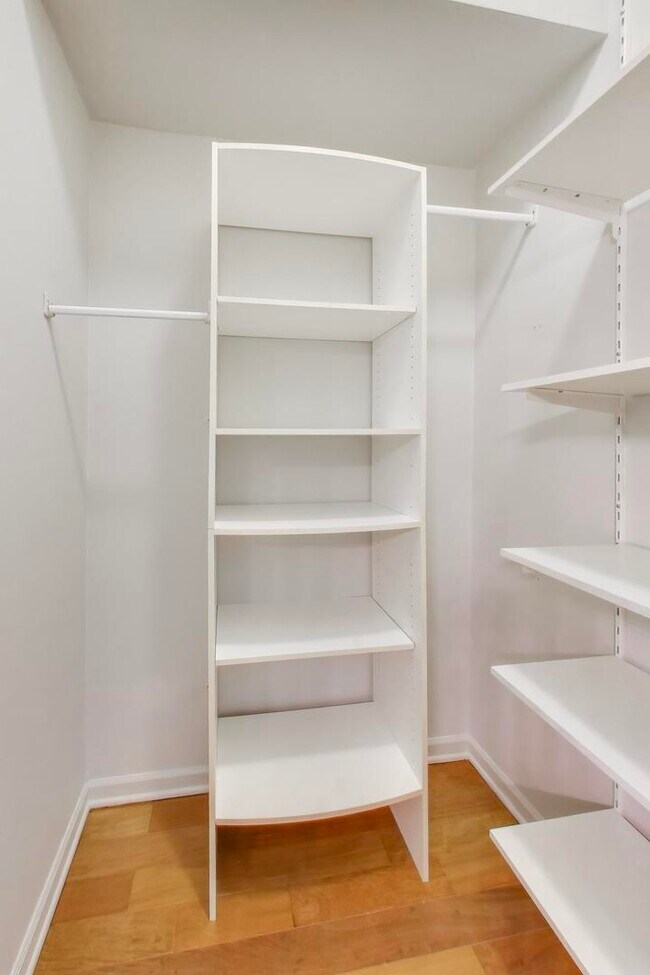 Building Photo - 600 N May St