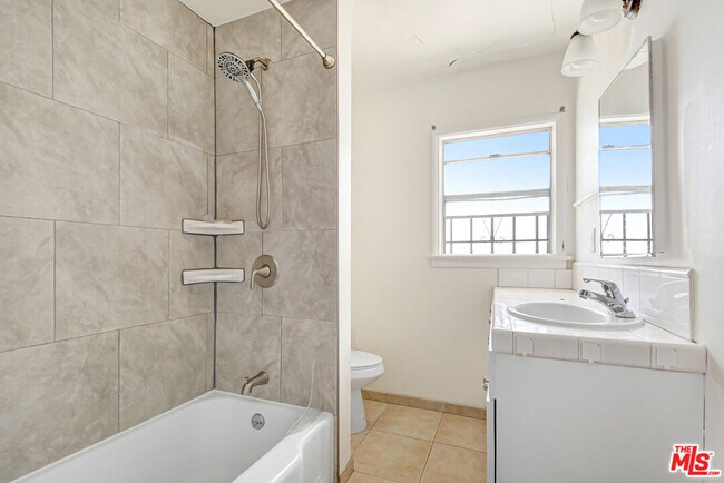 Building Photo - 830 Hill St