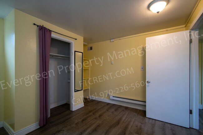 Building Photo - Updated Garden Level Apartment in Central ...