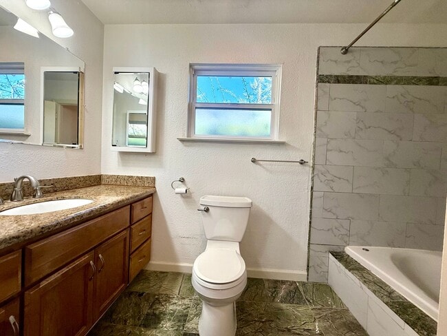 Building Photo - 4004-4006 Bismarck Dr