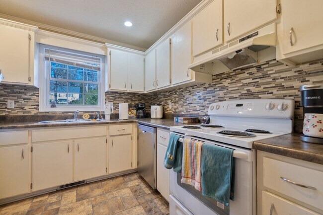 Building Photo - 204 Oak St