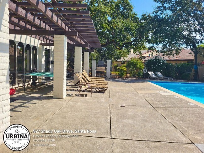 Building Photo - Cute End Unit in Desirable Complex