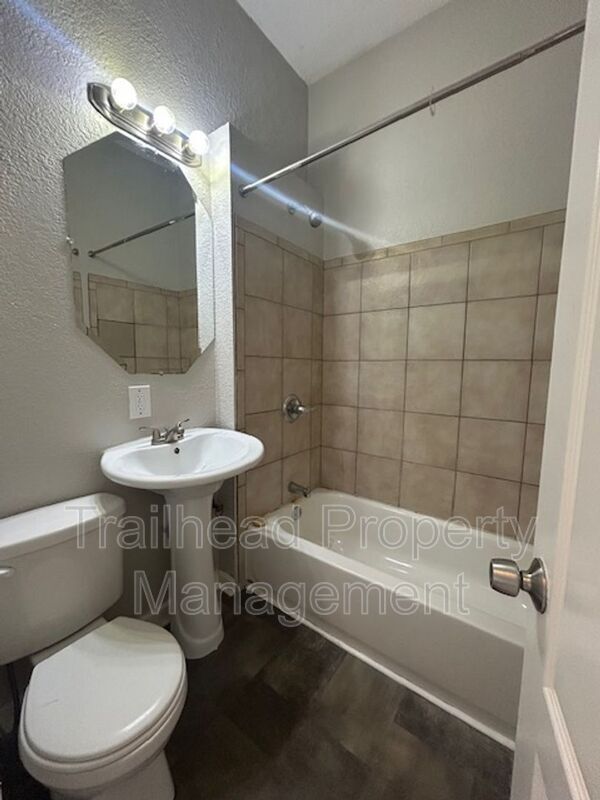 Building Photo - 616 N 10th St