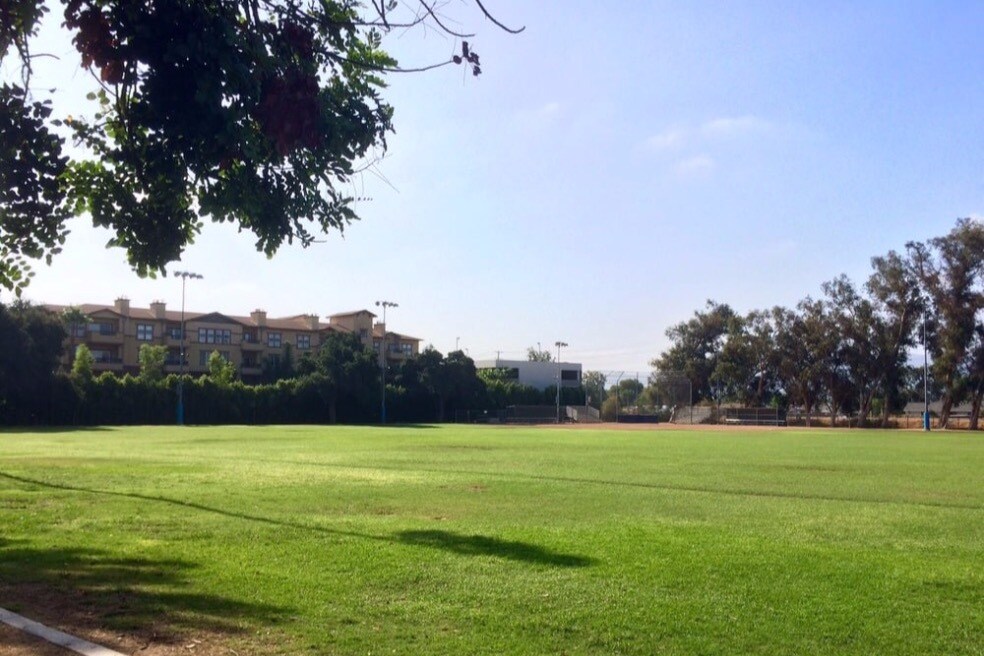 Neighborhood Park, Robert E. G - 2339 N Naomi St