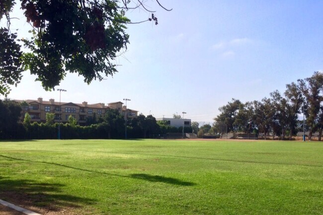 Neighborhood Park, Robert E. G - 2339 N Naomi St