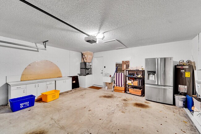 Building Photo - 945 Sunflower Ave