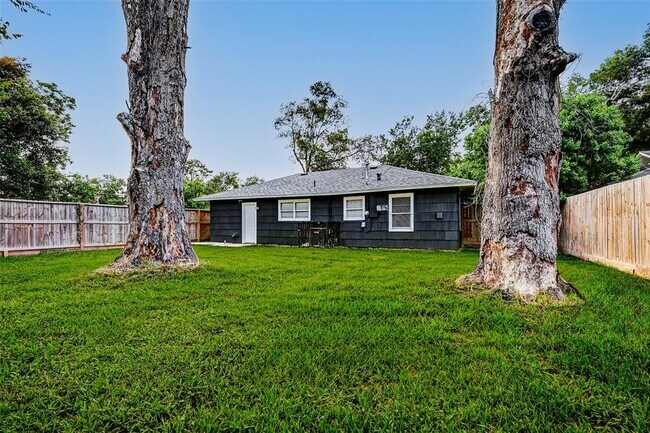 Building Photo - 5806 Westover St