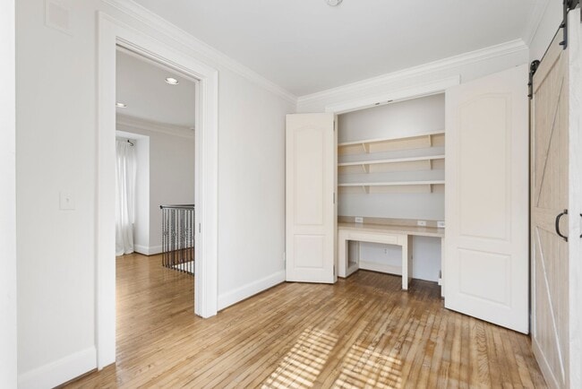 Building Photo - Elegant Living Minutes from the Medical Ce...