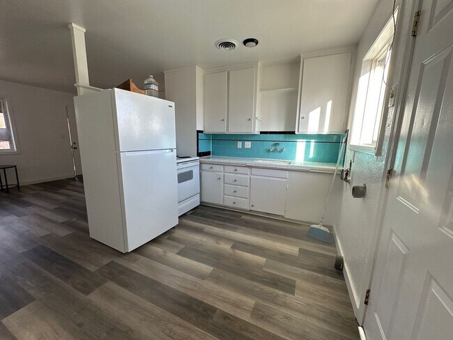 Building Photo - 2250 Home Ave