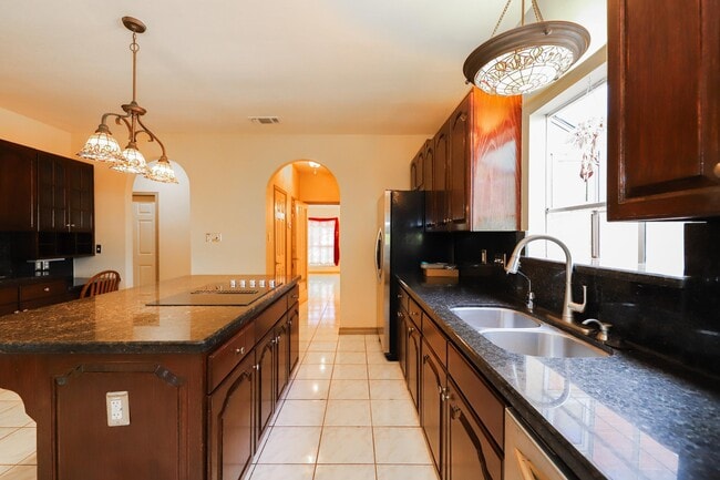 Building Photo - 503 W Avon Ct