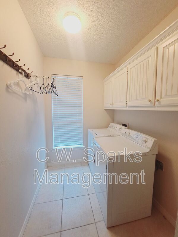 Building Photo - 902 Sunpoint Cir