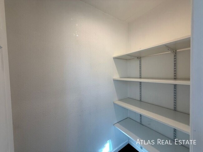 Building Photo - 6820 E Pinchot Ave