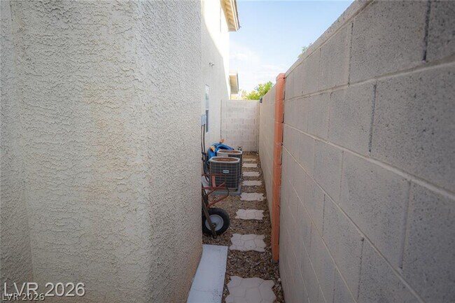 Building Photo - 805 Old Mine Creek Ln