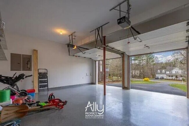 Building Photo - 170 W Rosewood Dr