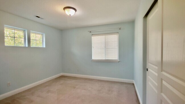 Building Photo - **$1000 OFF FIRST FULL MONTHS RENT**  Gorg...