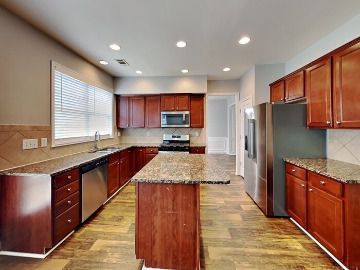 Building Photo - 755 Earlham Dr