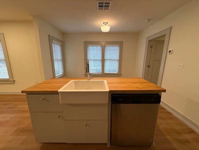 Building Photo - Updated 1 Bedroom for Rent!