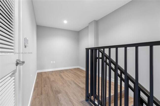 Building Photo - 3335 Thomas Ave