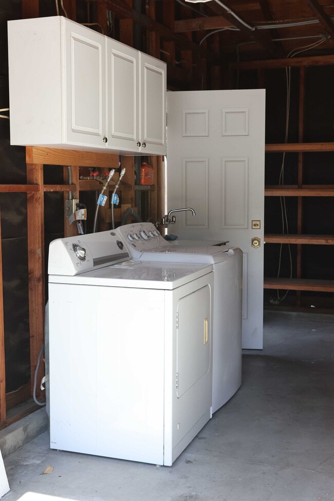 Building Photo - 185 S Myrtle Ave