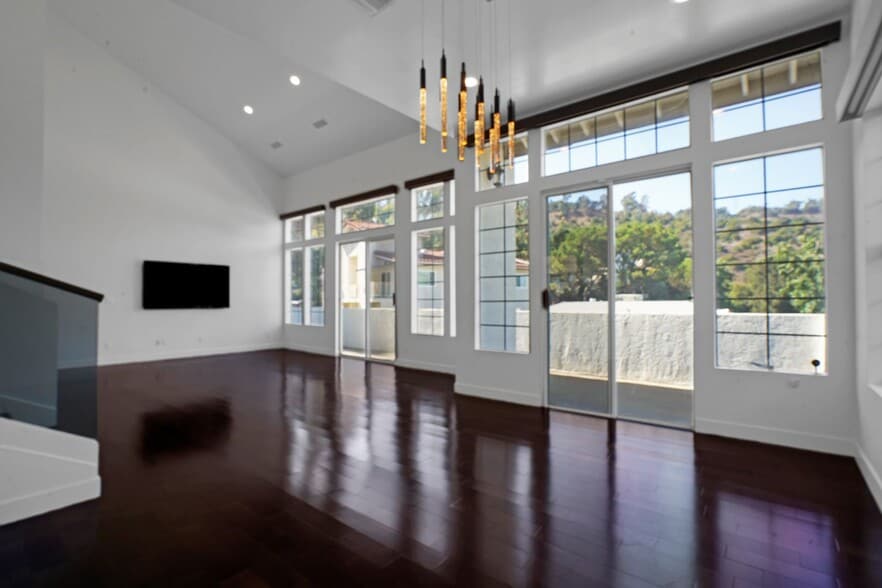 Building Photo - Experience Modern Luxury in this Stunning 4-Bedroom Smart Home in the Heart of 90027