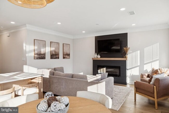 Building Photo - 40 Evergreen Ln