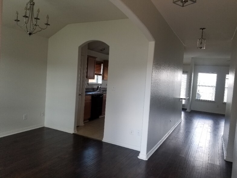 Building Photo - 515 Creekside Dr