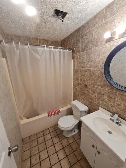 Building Photo - 123 Meadowview Dr