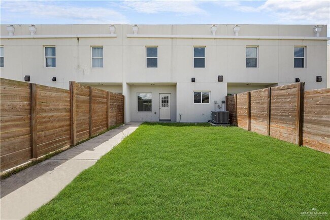 Building Photo - 2600 Mimosa St