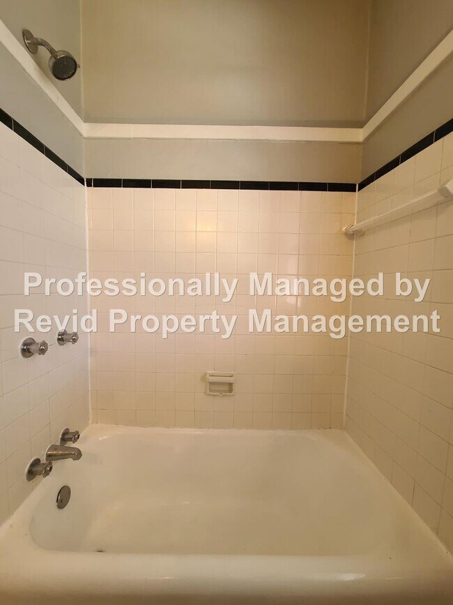 Building Photo - Large upstairs apartment in Midtown!