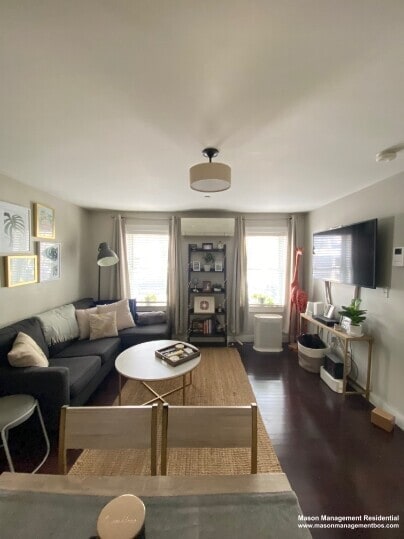 Building Photo - 609 E 2nd St