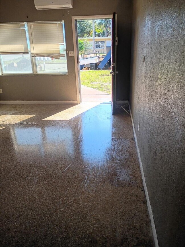 Building Photo - 1017 Chipola Rd