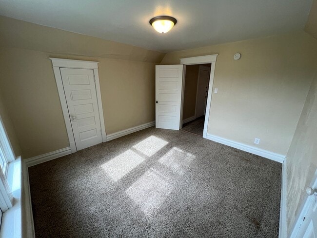 Building Photo - AVAILABLE JUNE - Upper 2 Bed 1 Bath in Billings Park Superior