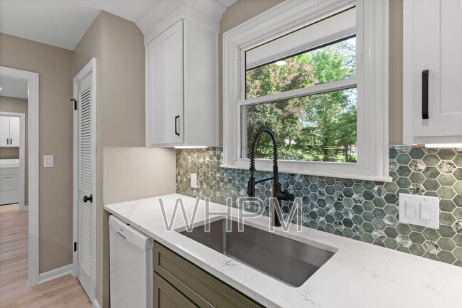 Building Photo - 258 Carriage Dr