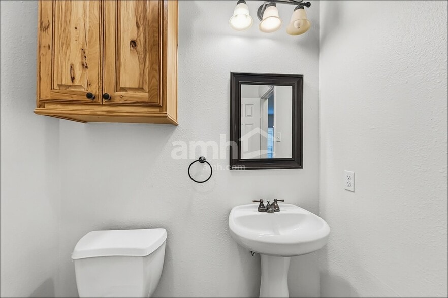 Building Photo - 10917 Spruce Dr N