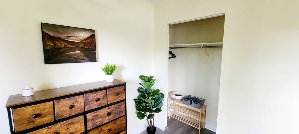 Building Photo - 496 Lawnview Dr