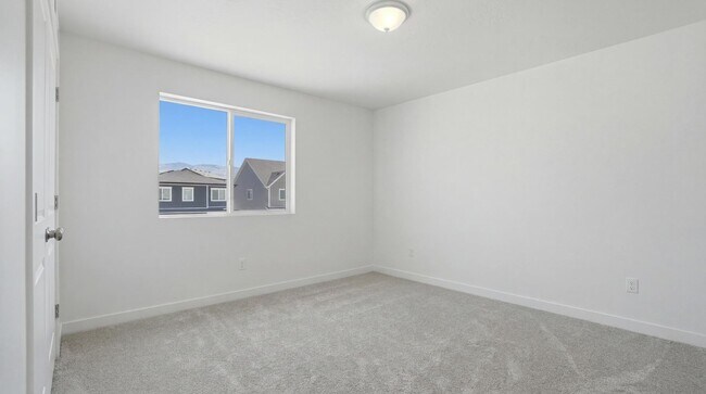 Building Photo - 154 E Parade Ave