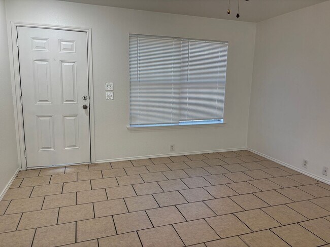 Building Photo - 3/2/2 Near Sherman High School!