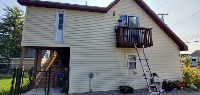 Building Photo - Charming Over-the-Garage Studio Apartment