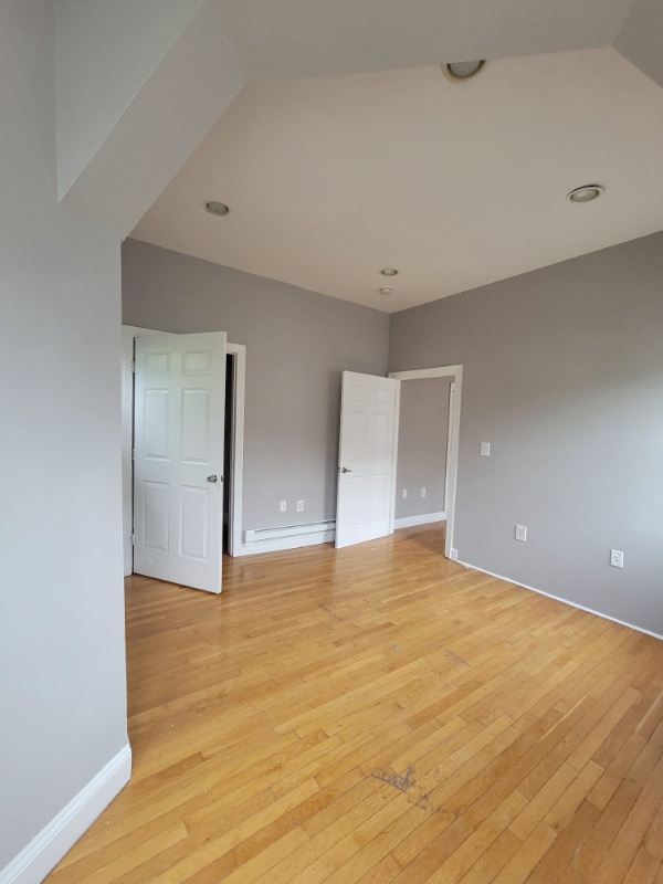 Building Photo - 401 River St