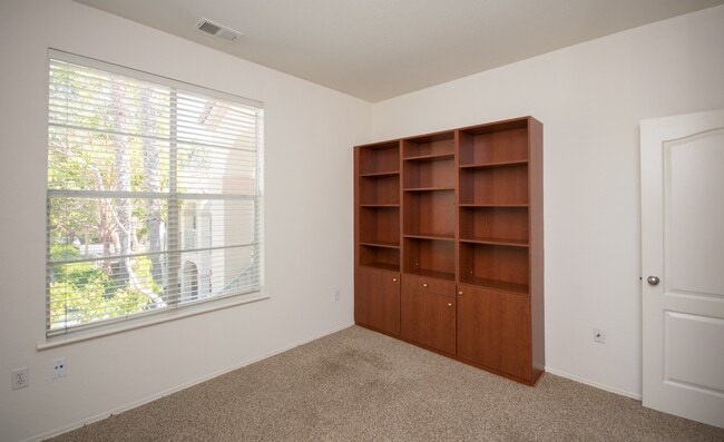 Building Photo - Beautiful Upstairs 2bd/2bth Condo in Carme...