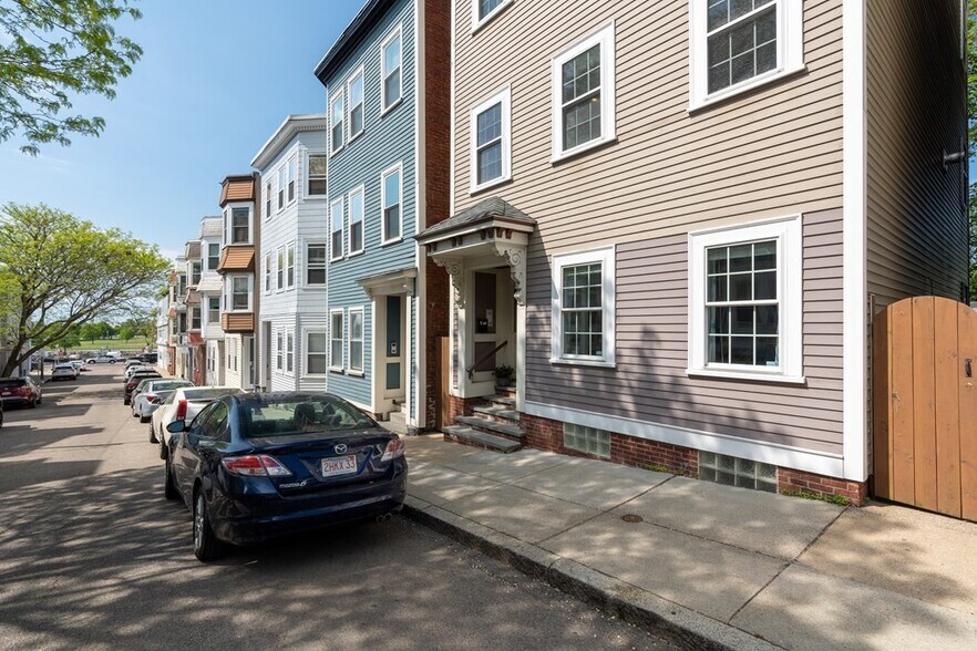 Building Photo - 55 Gates St