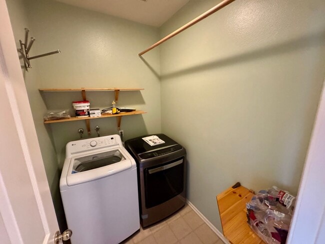 Building Photo - PENTHOUSE-STYLE UNIT IN SIGNAL HILL  w/180...